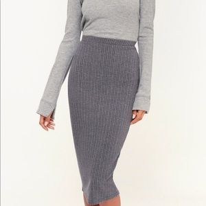 𝑂’𝑁𝑒𝑖𝑙𝑙 𝑔𝑟𝑎𝑦 𝑡𝑒𝑥𝑡𝑢𝑟𝑒𝑑 𝑚𝑖𝑑𝑖 𝑠𝑘𝑖𝑟𝑡